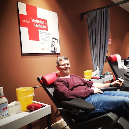 Pop-Up-Blutspende in der Rathausgalerie: Thomas Schumacher spendet regelmäßig Blut. In der Rathaus-Galerie spendet er heute zum ersten Mal.