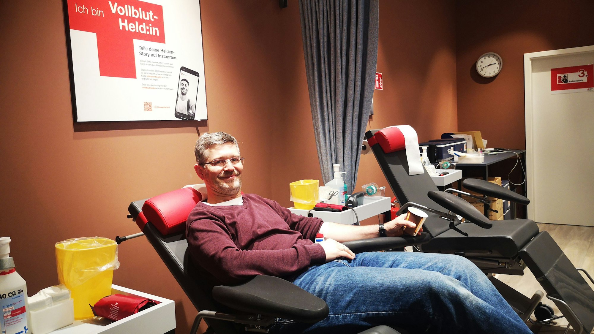 Pop-Up-Blutspende in der Rathausgalerie: Thomas Schumacher spendet regelmäßig Blut. In der Rathaus-Galerie spendet er heute zum ersten Mal.