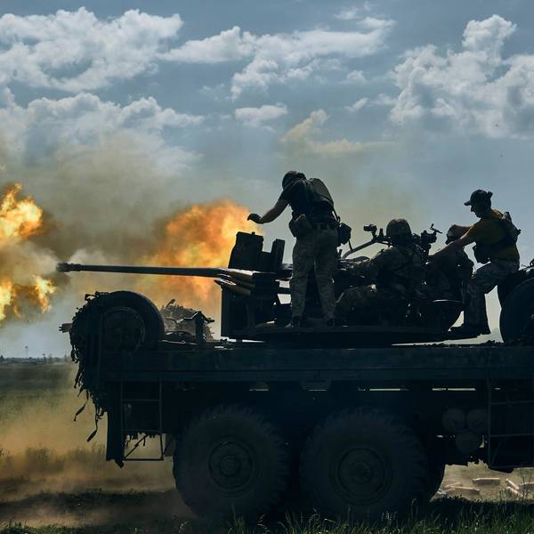 Ukrainische Soldaten feuern auf russische Stellungen nahe der Stadt Bakhmut. Die Munition der Streitkräfte wird immer knapp. (Archivbild)