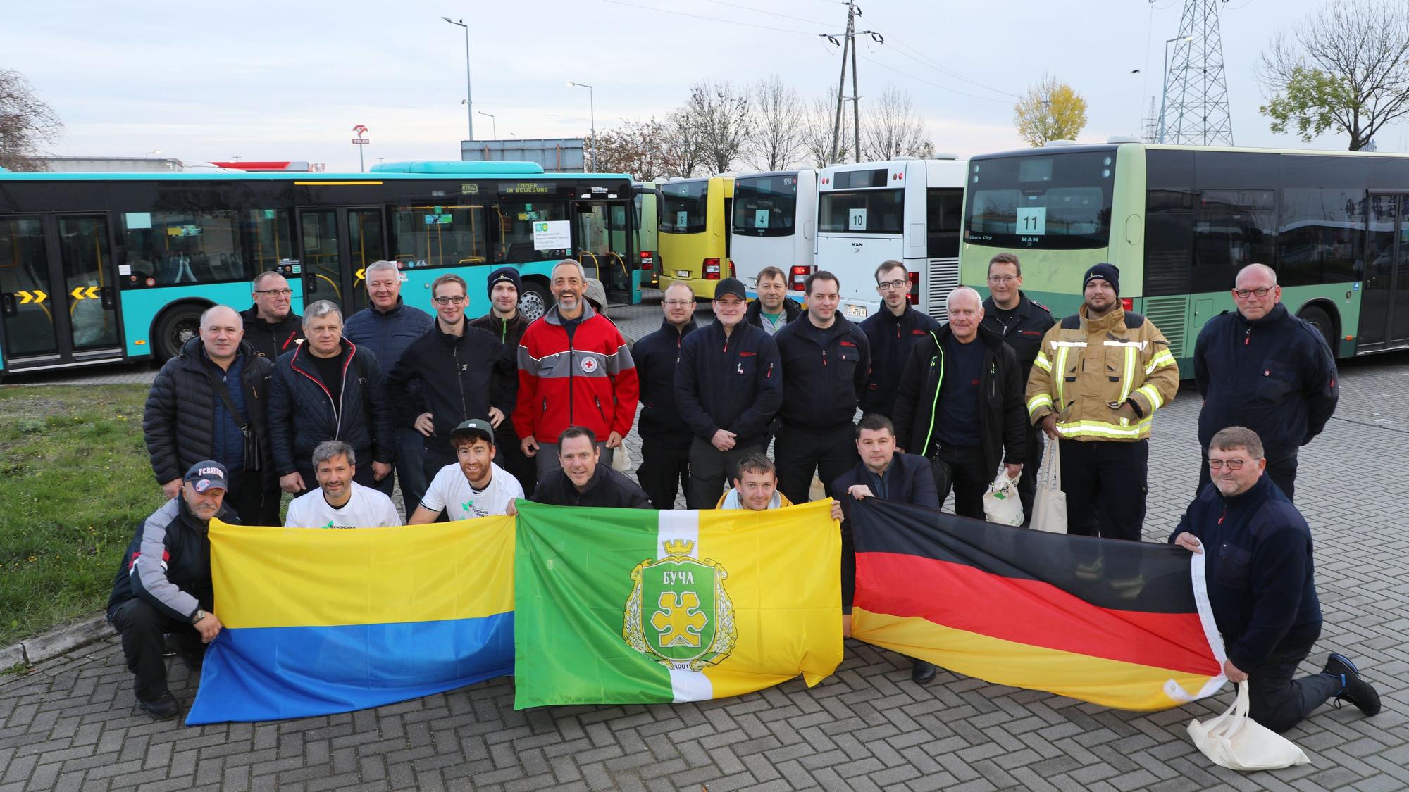 Bergisch Gladbacher Busse für Butscha werden an der deutsch-polnischen Grenze an die Partner aus Butscha übergeben.