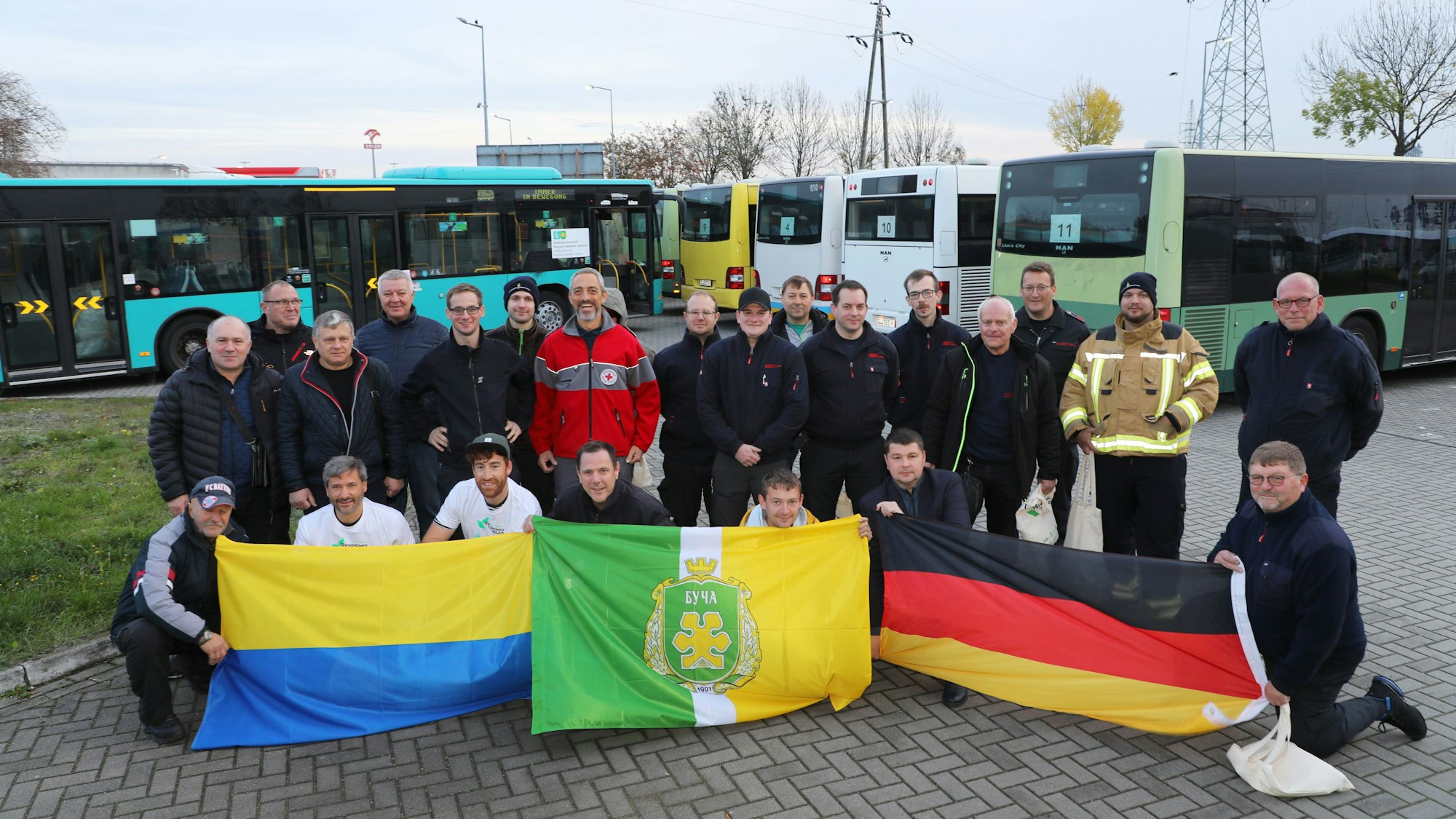 Bergisch Gladbacher Busse für Butscha werden an der deutsch-polnischen Grenze an die Partner aus Butscha übergeben.