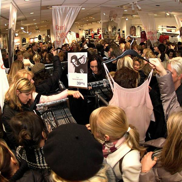 Gedränge in einer H&M-Filiale zum Auftakt des Verkaufs der „Karl Lagerfeld for H&M- Kollektion“ 2004.