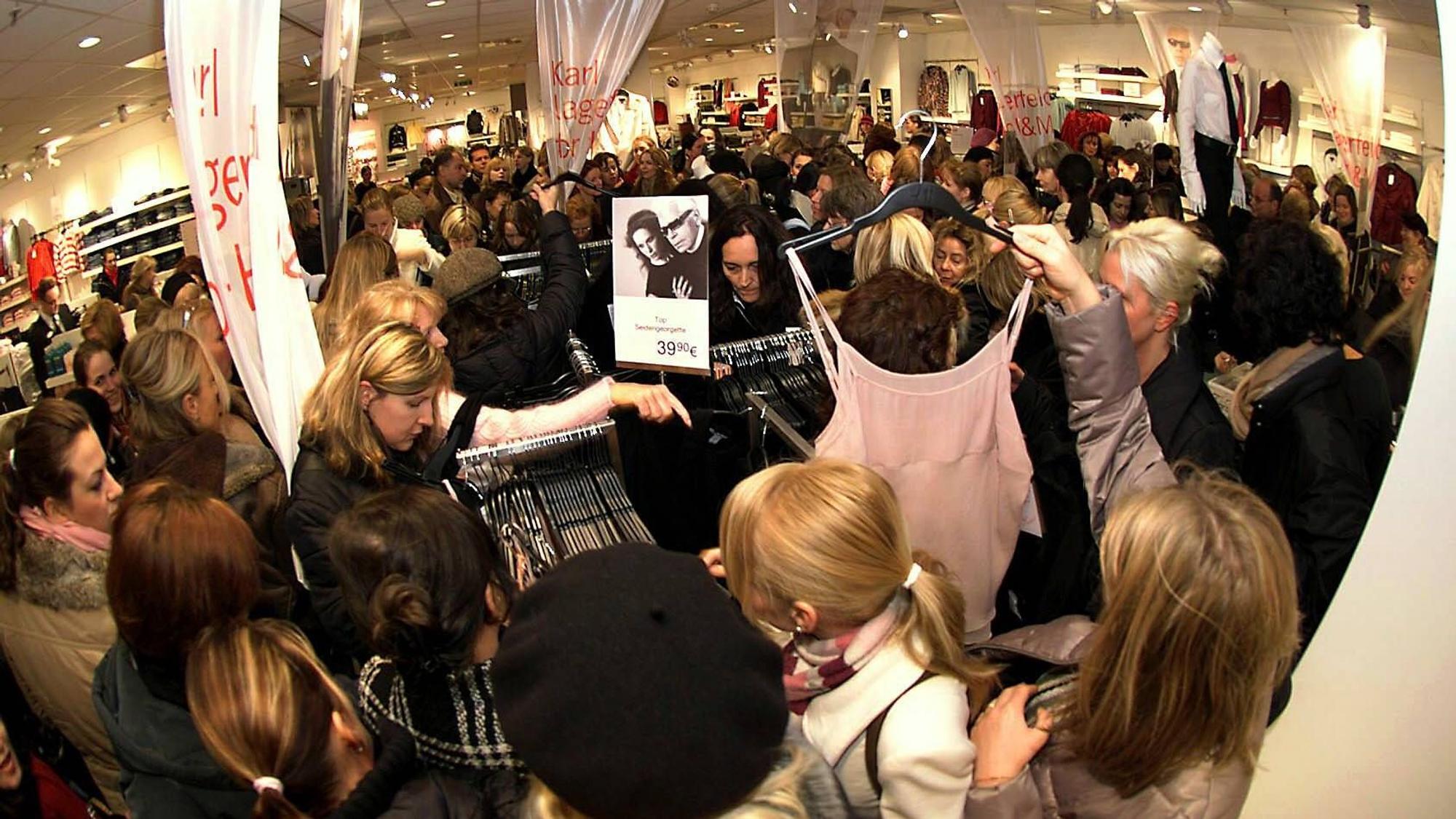 Gedränge in einer H&M-Filiale zum Auftakt des Verkaufs der „Karl Lagerfeld for H&M- Kollektion“ 2004.