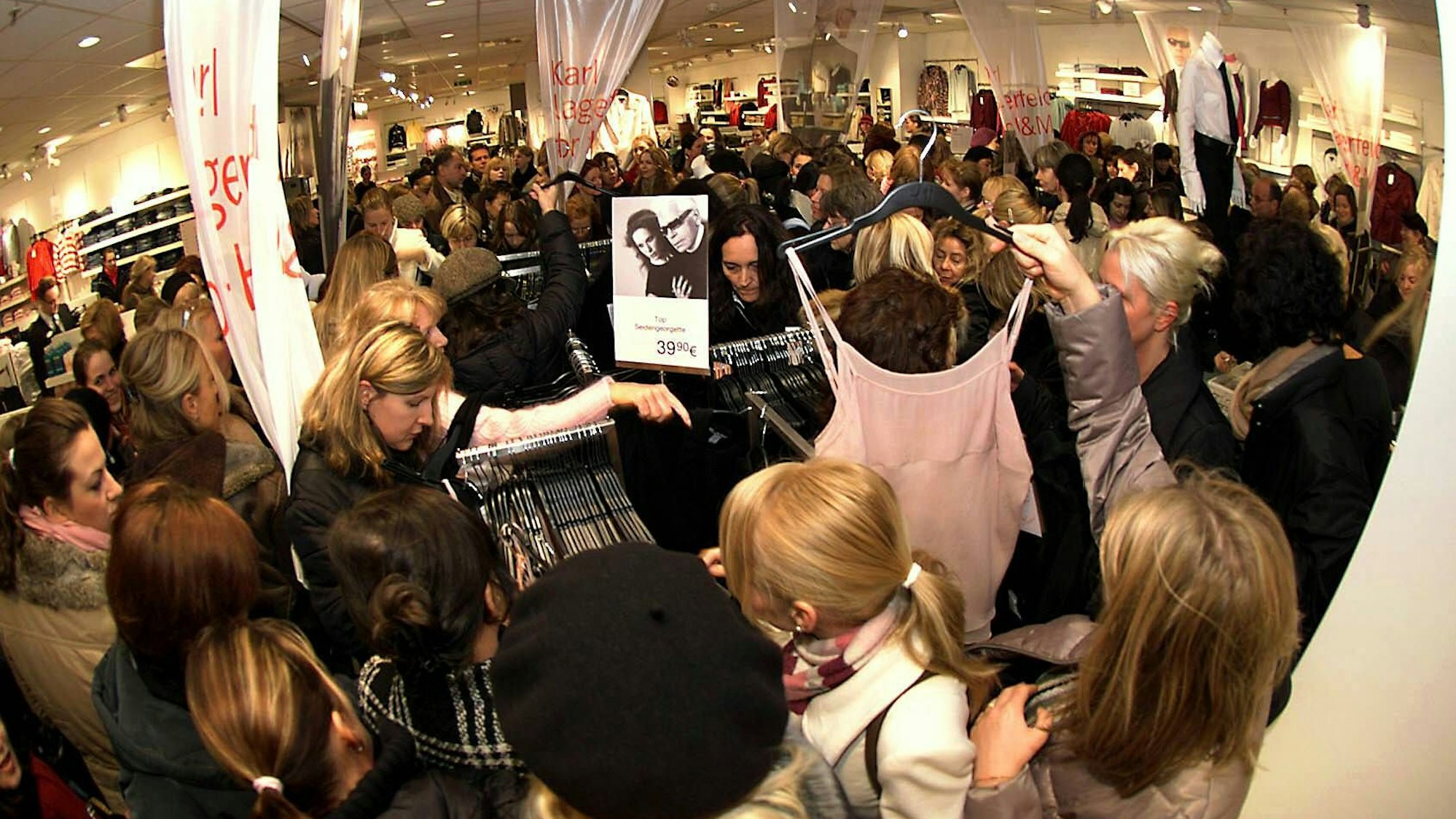Gedränge in einer H&M-Filiale zum Auftakt des Verkaufs der „Karl Lagerfeld for H&M- Kollektion“ 2004.