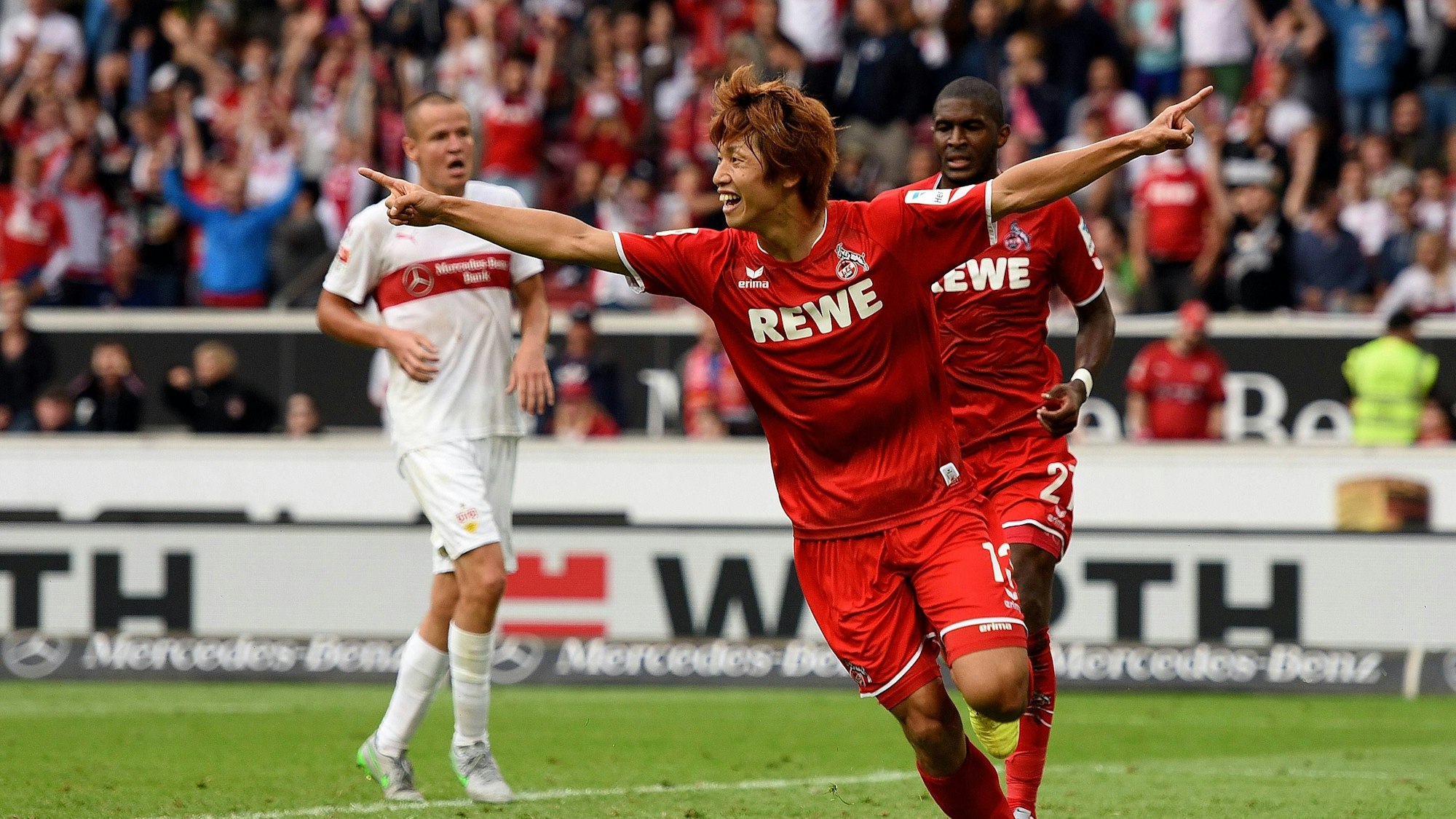 Der japanische Stürmer Yuya Osako vom 1. FC Köln jubelt mit ausgebreiteten Armen über sein Tor.