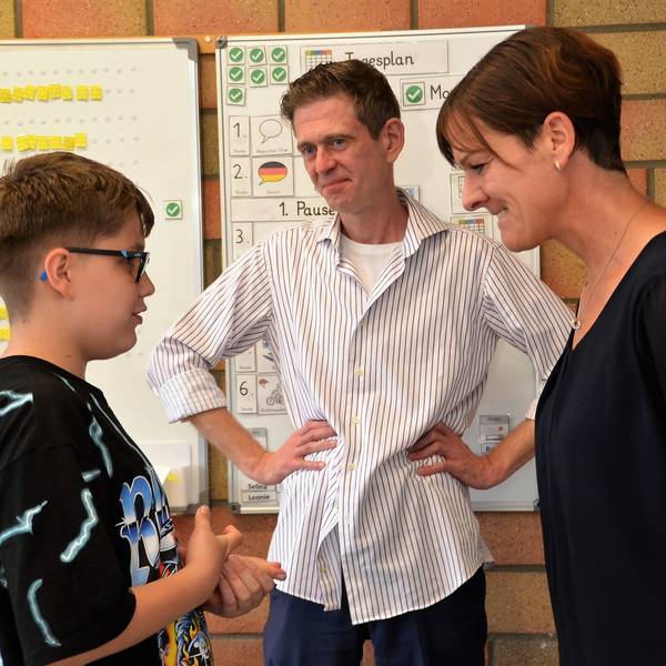 15.08.2023 Die Schauspieler Salina Sarhage und Henrik Fockel leiten an der Roseggerschule in Waldbröl einen Kurs, der Schülerinnen und Schüler zu Respect Coaches machen soll. Organisiert wird dieser Krus vom Internationalen Bund.