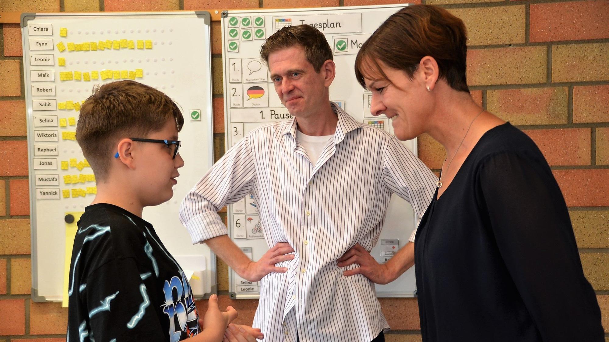 15.08.2023 Die Schauspieler Salina Sarhage und Henrik Fockel leiten an der Roseggerschule in Waldbröl einen Kurs, der Schülerinnen und Schüler zu Respect Coaches machen soll. Organisiert wird dieser Krus vom Internationalen Bund.