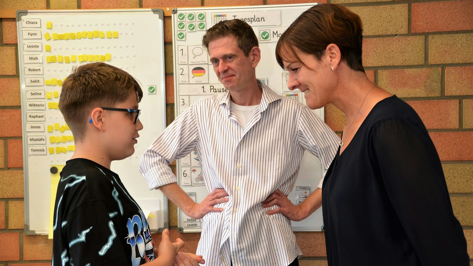 15.08.2023 Die Schauspieler Salina Sarhage und Henrik Fockel leiten an der Roseggerschule in Waldbröl einen Kurs, der Schülerinnen und Schüler zu Respect Coaches machen soll. Organisiert wird dieser Krus vom Internationalen Bund.