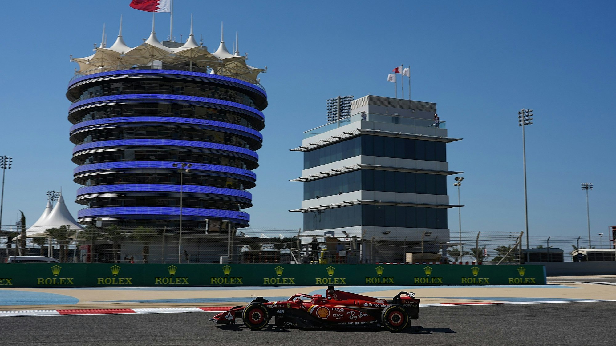 21.02.2024, Bahrain, Sakhir: Formel 1: Beginn der Testfahrten vor dem Start der neuen Saison auf der Rennstrecke von Bahrain. Charles Leclerc aus Monaco vom Team Scuderia Ferrari ist auf der Strecke in Bahrain unterwegs. (zu dpa: «Verstappen dominiert Wüsten-Auftakt - Hülkenberg abgeschlagen») Foto: Hasan Bratic/dpa +++ dpa-Bildfunk +++