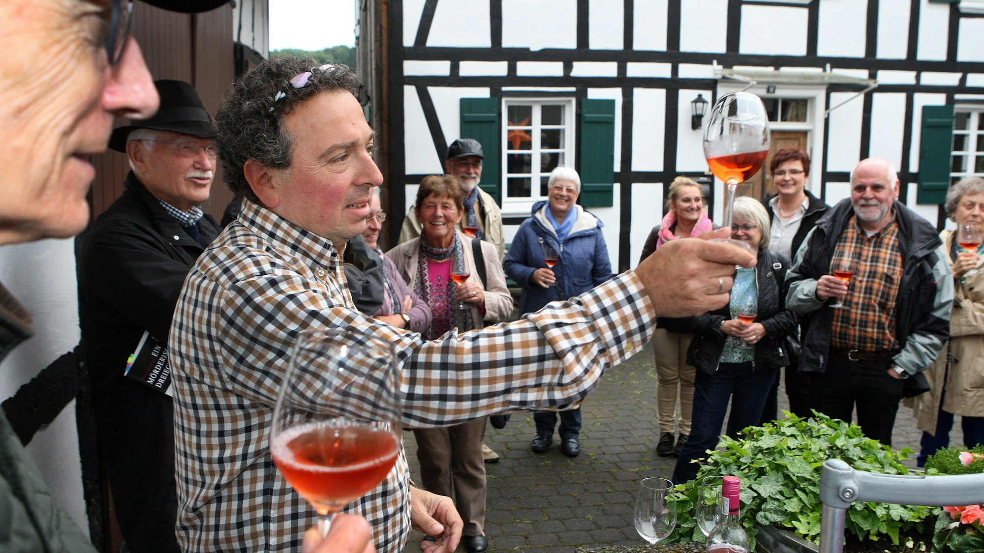 Klaus Rüsing (m.) bei der ersten Overather Krimitour in 2015. (Archivbild)