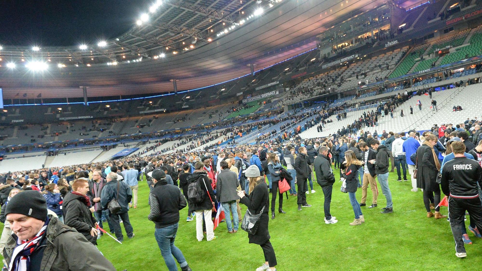 Im November 2015 flohen die Fans aus Angst vor Terroristen in den Innenraum des Stade de France.