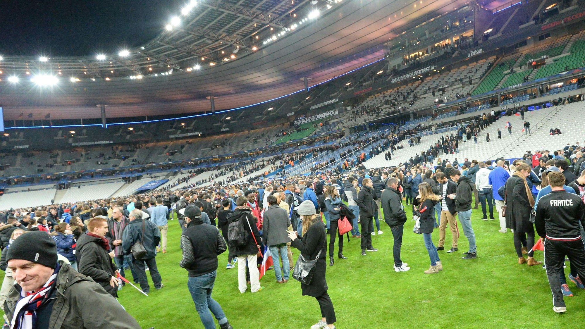 Im November 2015 flohen die Fans aus Angst vor Terroristen in den Innenraum des Stade de France.