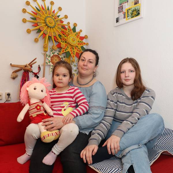 Porträt von Yuliia Kulinenko und ihren Töchtern Vira und Lüba