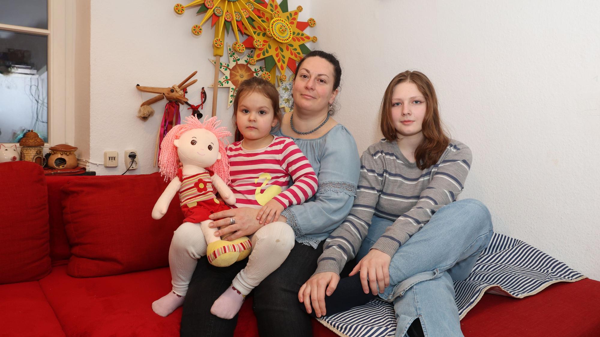 Porträt von Yuliia Kulinenko und ihren Töchtern Vira und Lüba