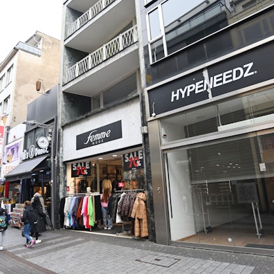 Ein Billig-Modeladen neben einem der vielen Leerstände auf der Hohe Straße