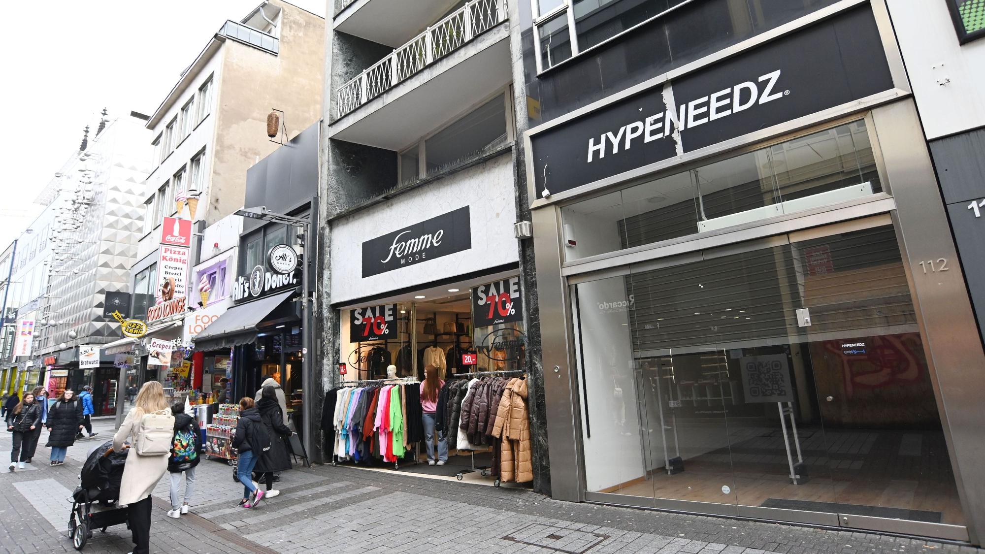 Ein Billig-Modeladen neben einem der vielen Leerstände auf der Hohe Straße