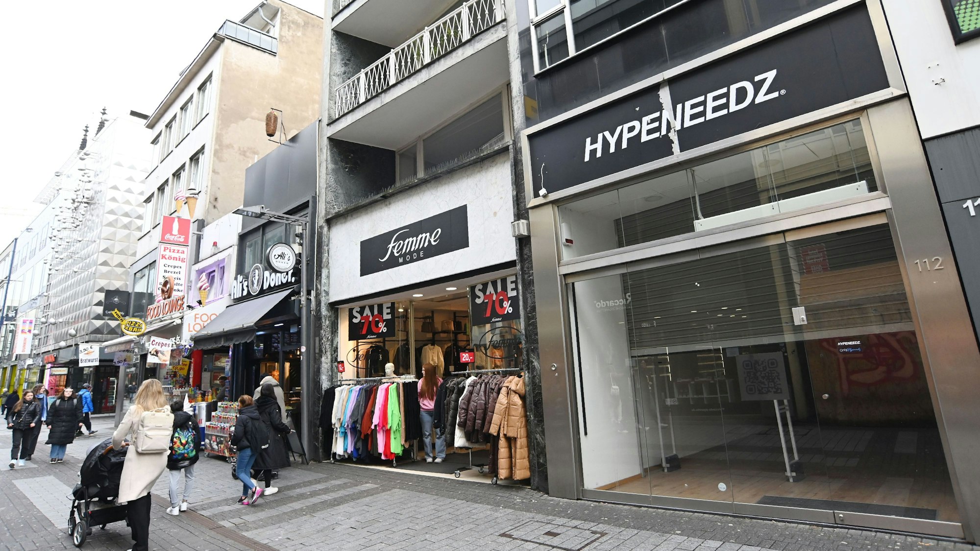 Ein Billig-Modeladen neben einem der vielen Leerstände auf der Hohe Straße