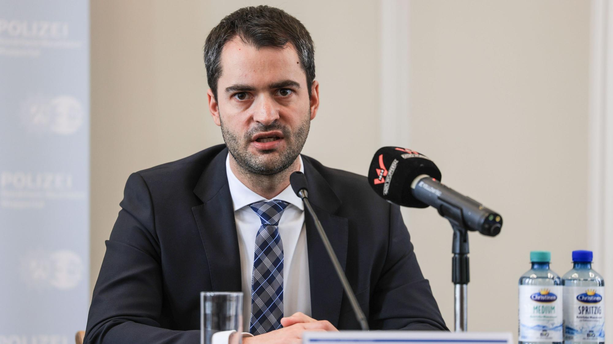 23.02.2024, Nordrhein-Westfalen, Wuppertal: Patrick Penders, Staatsanwalt in Wuppertal, berichtet über den Stand der Ermittlungen. Bei der Amoktat in einem Wuppertaler Gymnasium am 22. Februar wurde der 17-jährige Tatverdächtige nach neuen Angaben der Ermittler ohne den Einsatz von Schusswaffen festgenommen.