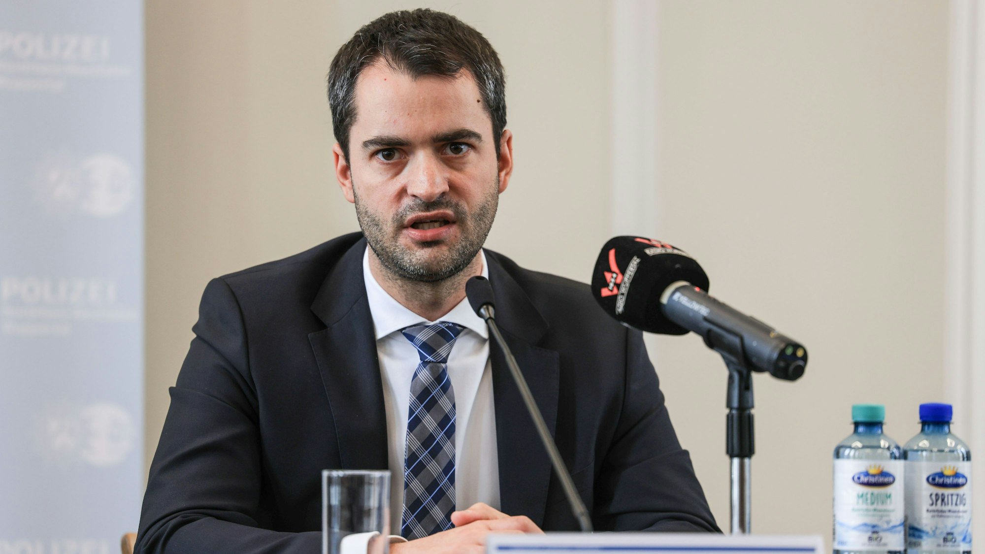 23.02.2024, Nordrhein-Westfalen, Wuppertal: Patrick Penders, Staatsanwalt in Wuppertal, berichtet über den Stand der Ermittlungen. Bei der Amoktat in einem Wuppertaler Gymnasium am 22. Februar wurde der 17-jährige Tatverdächtige nach neuen Angaben der Ermittler ohne den Einsatz von Schusswaffen festgenommen.