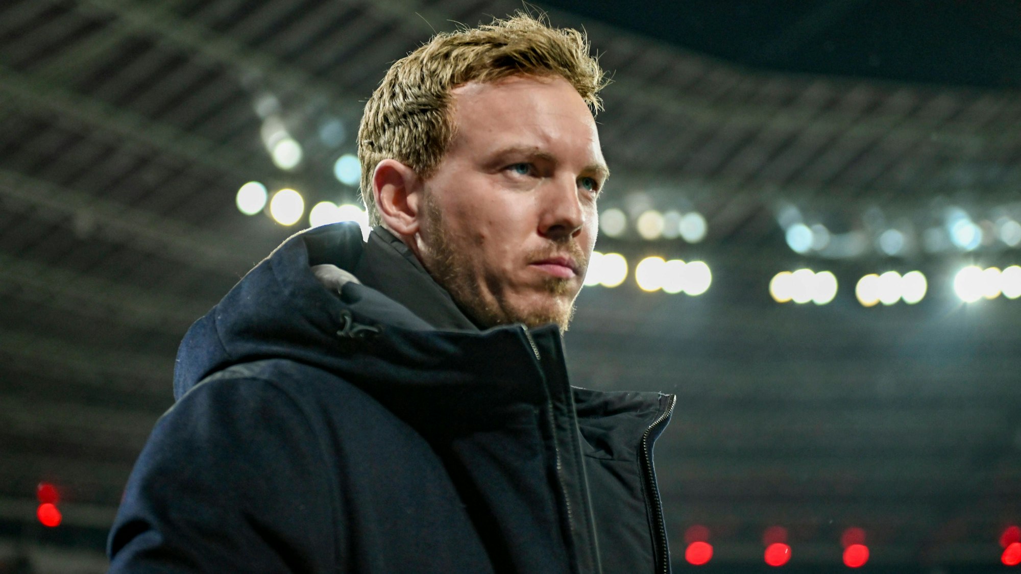 Bundestrainer Julian Nagelsmann steht im Stadion.