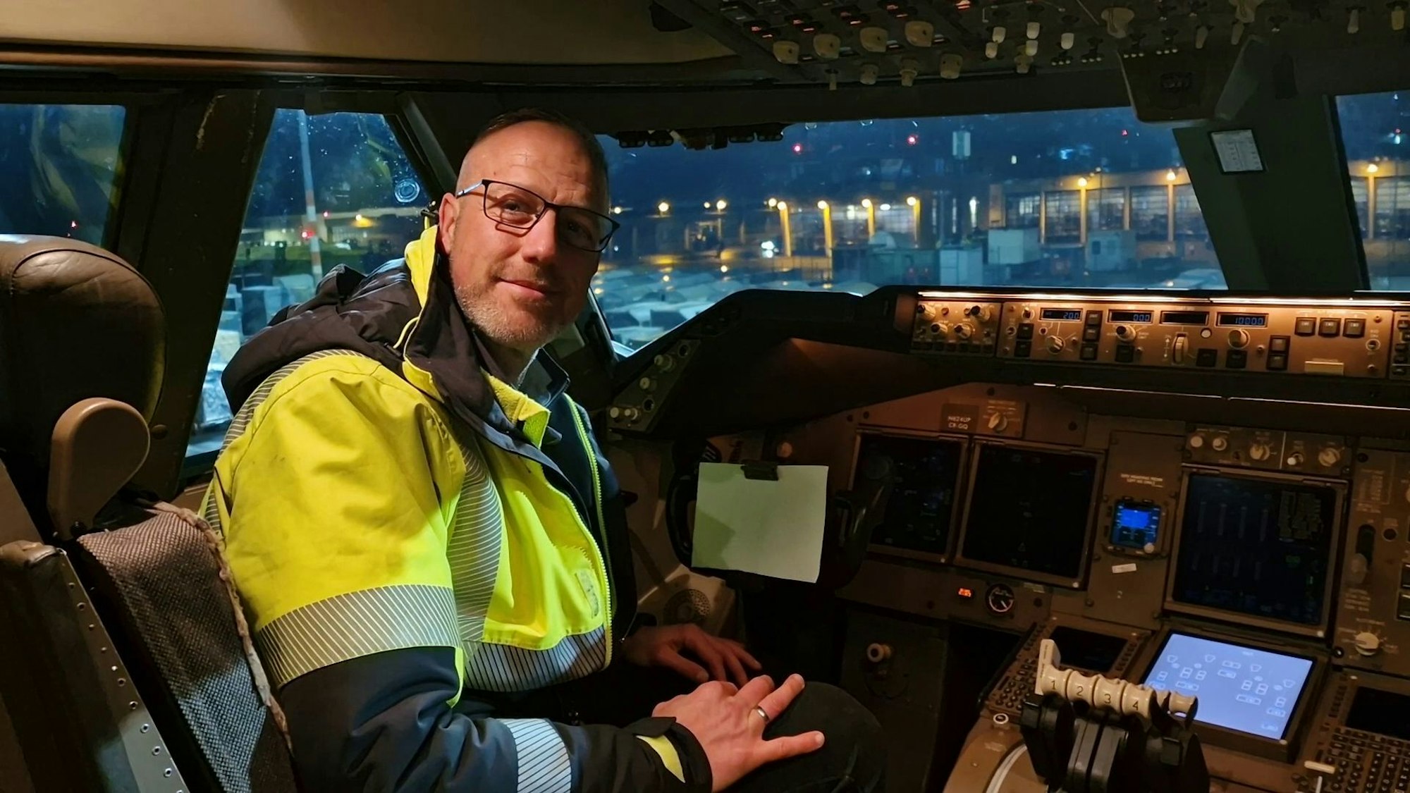 UPs Air Hub. Logistikzentrum mit Sortieranlage am Flughafen Köln/Bonn. Ramp Supervisor Jörg Dreyer überwacht die Beladung der Frachtflieger mit den gepackten Containern. Hier in einer 747-8.