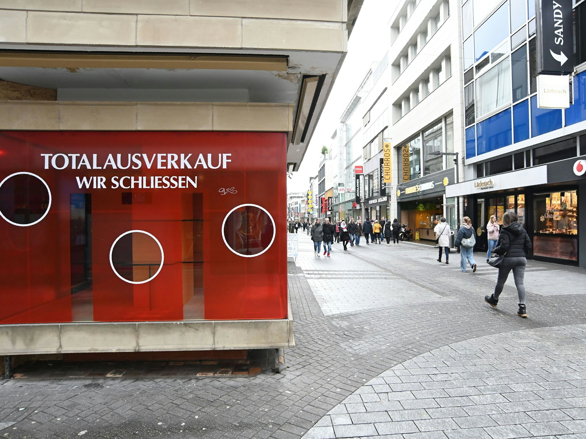 An der Ecke zur Großen Budengasse stehen mehrere Läden leer. Die Häuser sollen abgebrochen werden und ein Neubau ist geplant.