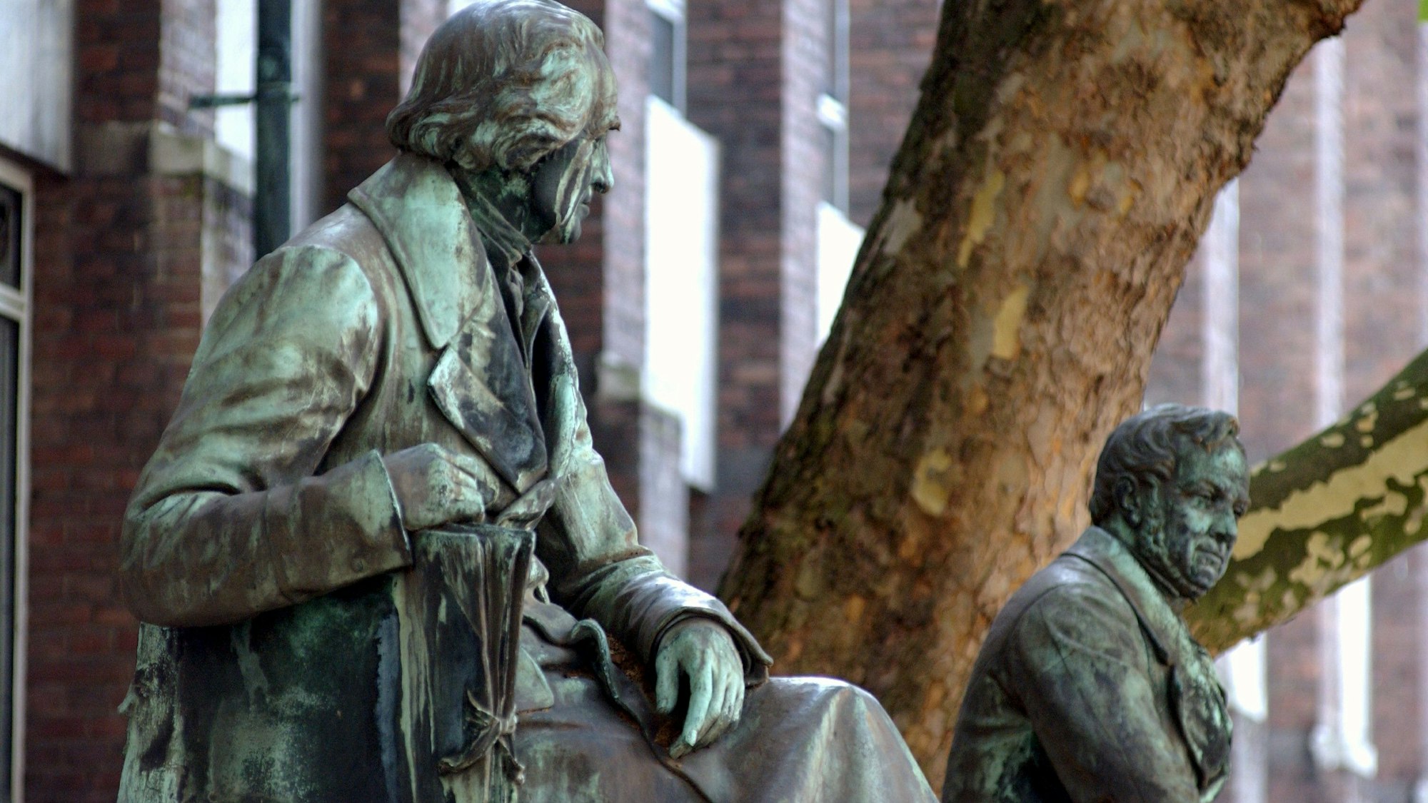 Die Museumsstifter Ferdinand Franz Wallraf und Johann Heinrich Richartz sitzen in Bronze gegossen vor „ihrem“ ehemaligen Museum.