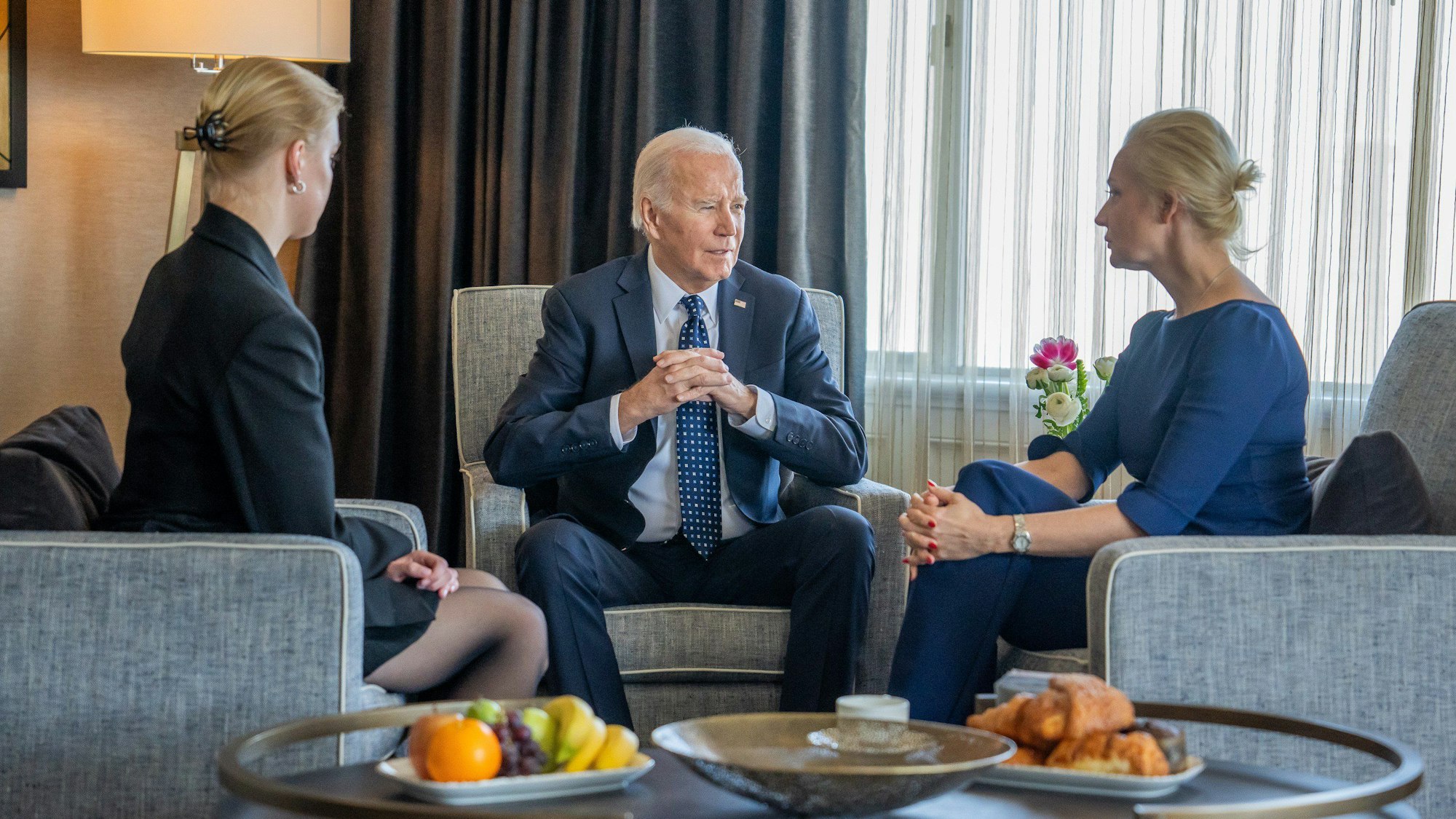 Joe Biden (M), Präsident der USA, spricht mit Julia Nawalnaja (r-l), Witwe des am 16. Februar im Straflager verstorbenen Kremlgegners Alexej Nawalny, und Tochter Darja bei einem Treffen in Kalifornien.