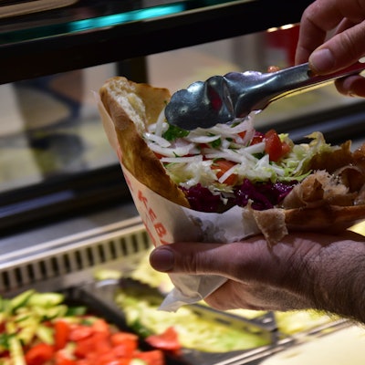 Eine Dönertasche wird zubereitet.