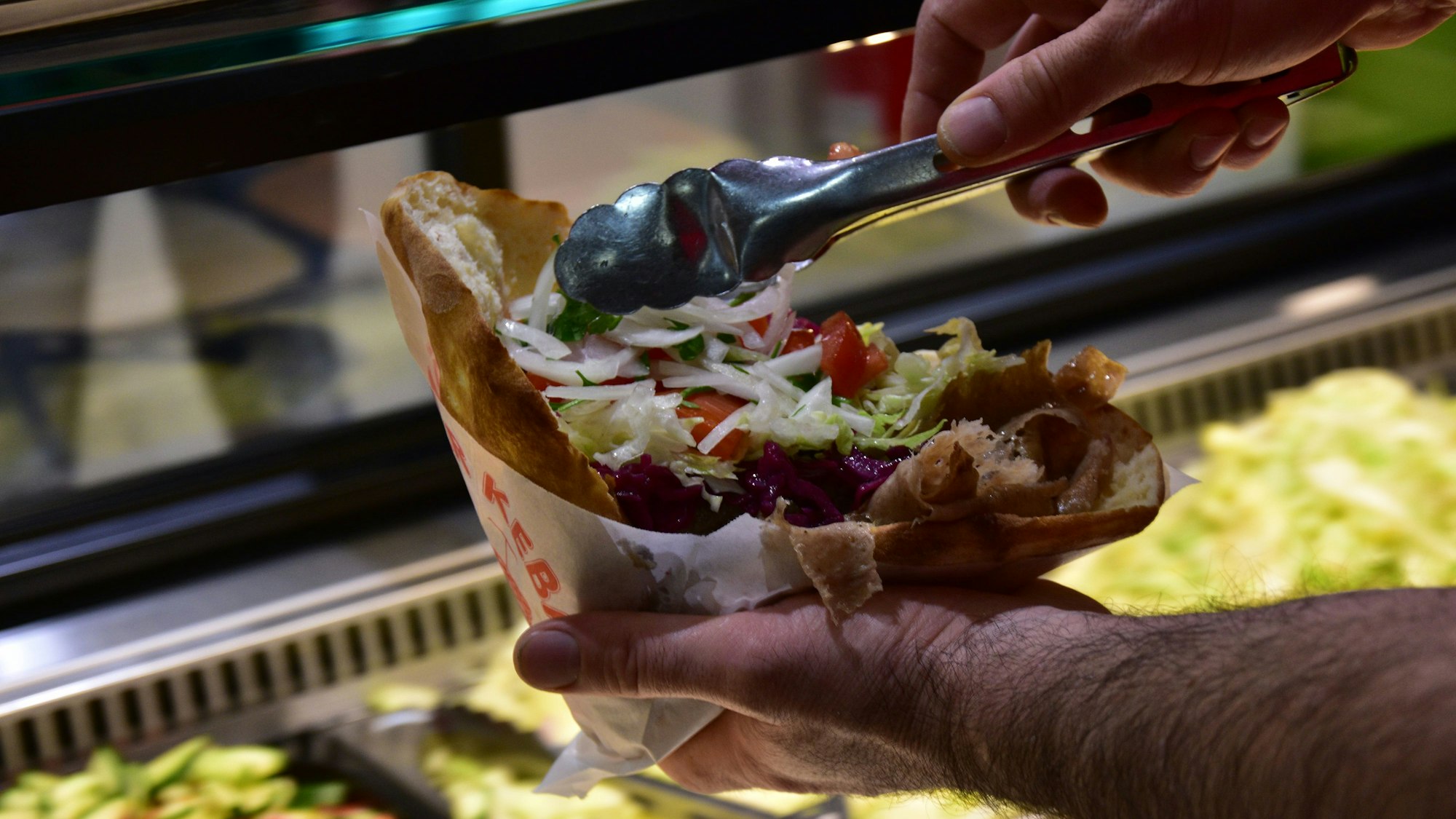 Eine Dönertasche wird zubereitet.