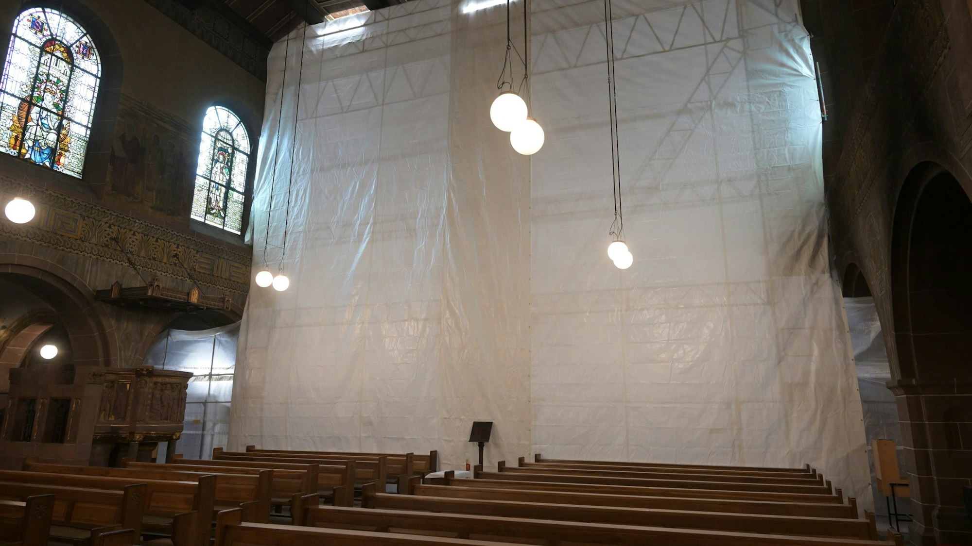 Heller, freundlicher und einladender soll der Raumeindruck der Kirche werden (hier der noch nicht sanierte Teil).