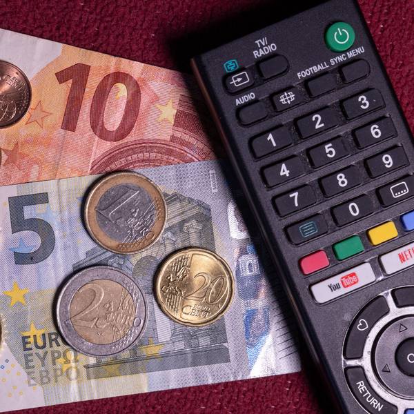 ARCHIV - 17.11.2023, Mecklenburg-Vorpommern, Schwerin: Die Summe von 18,94 Euro liegt auf einem Tisch neben der Fernbedienung für einen Fernseher.
