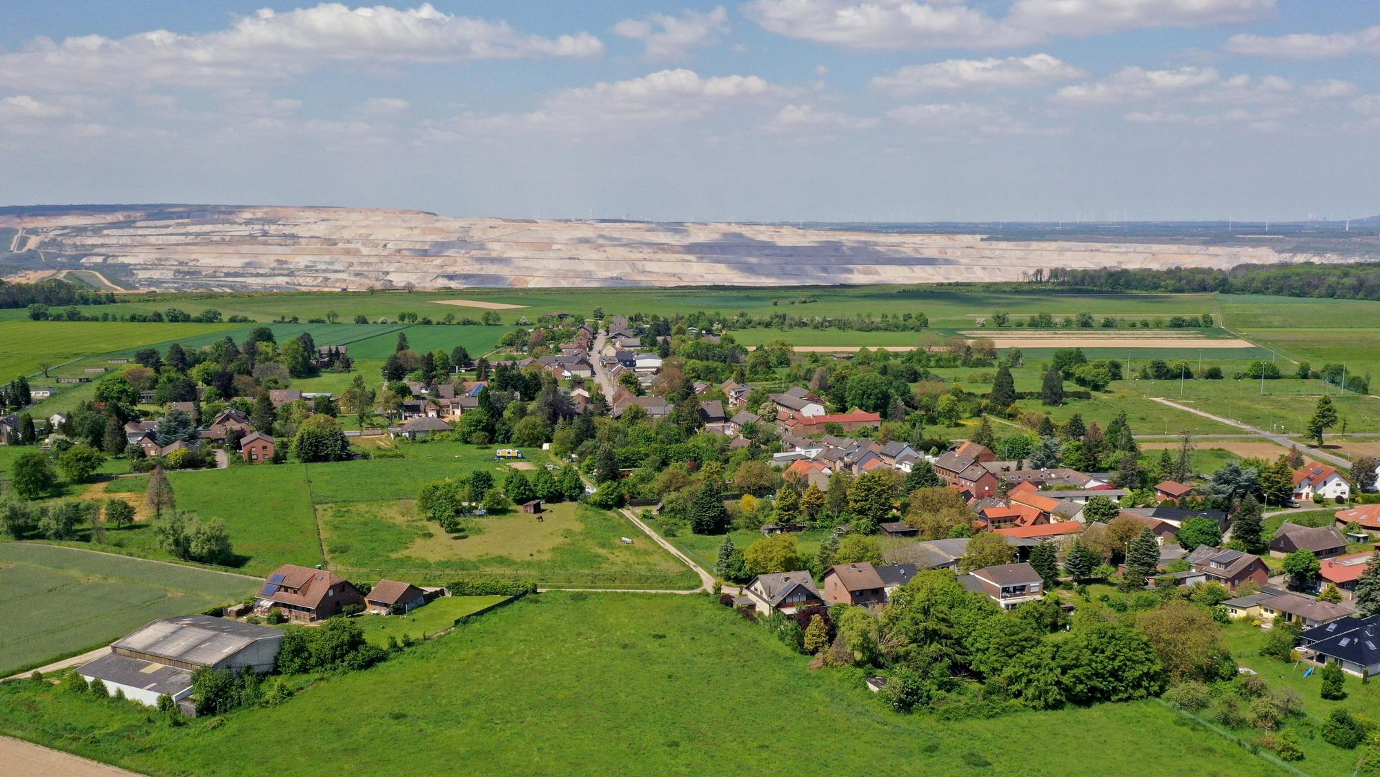 Das Dorf Alt-Morschenich liegt direkt am Rand des Tagebaus Hambach.