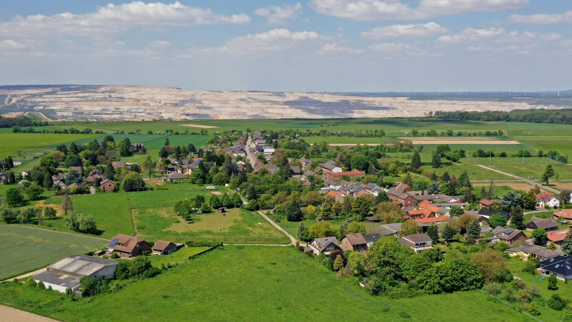 Das Dorf Alt-Morschenich liegt direkt am Rand des Tagebaus Hambach.