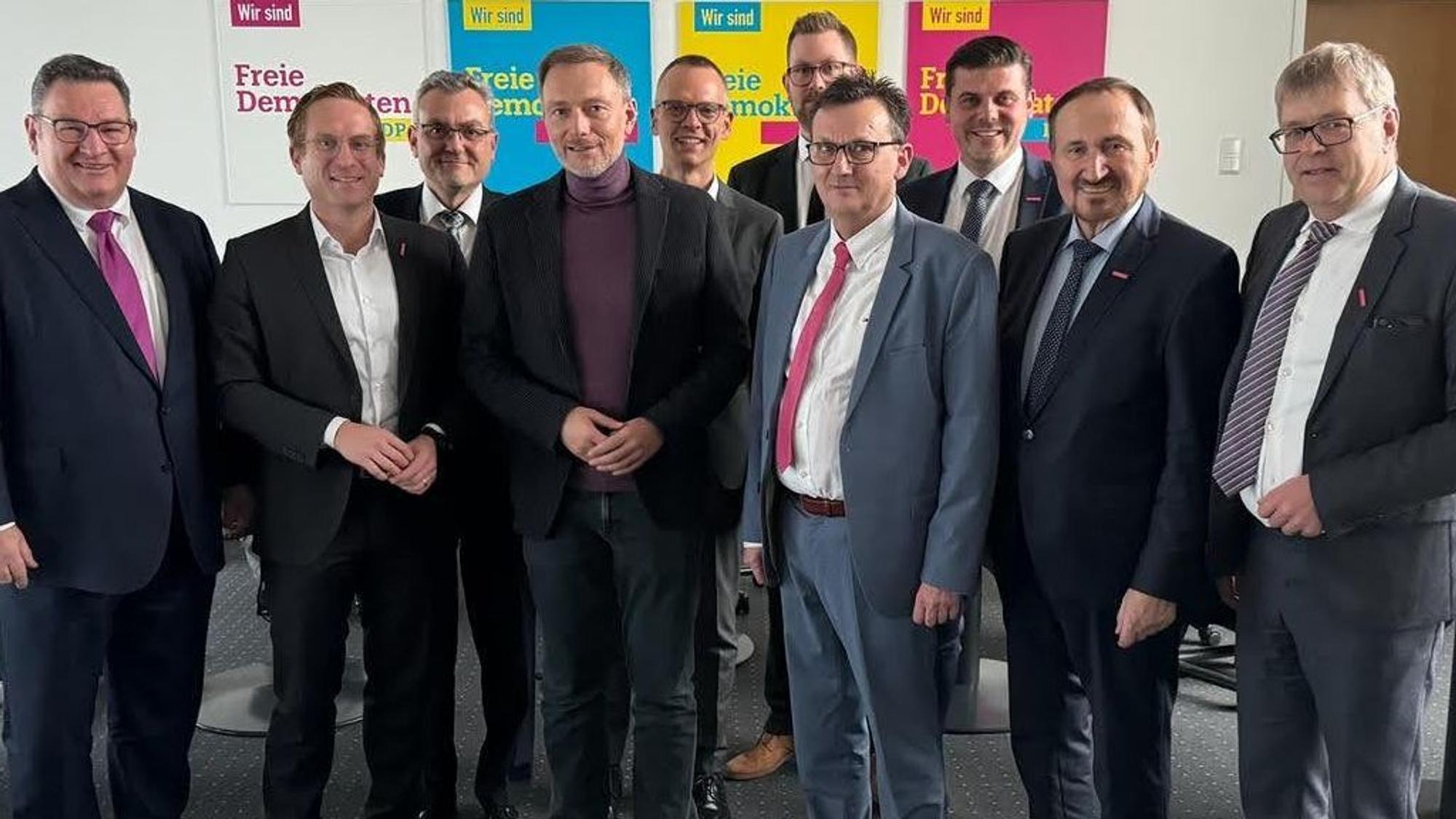 Auf dem Bild sind Vertreter aus der Politik und dem Handwerk zu sehen.