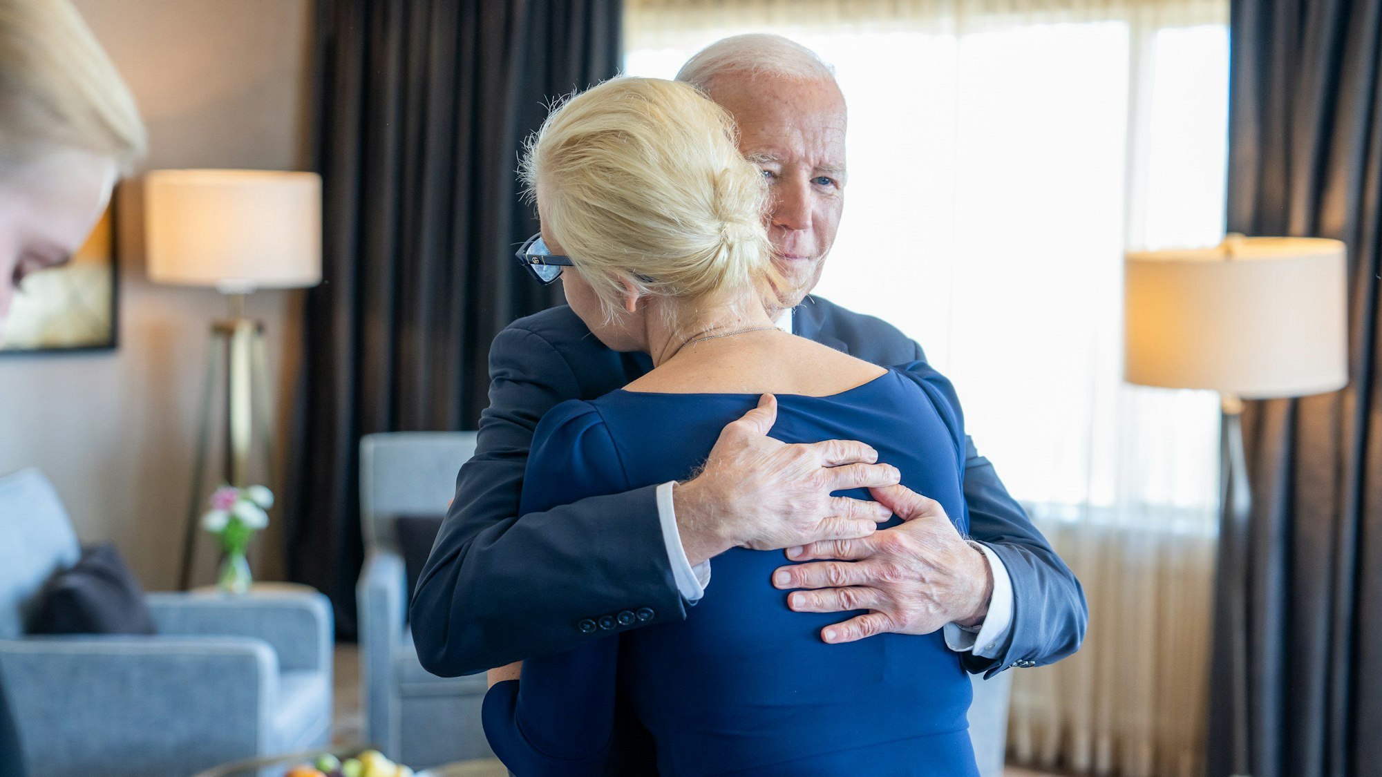 Joe Biden, Präsident der USA, umarmt Julia Nawalnaja, Witwe des am 16. Februar im Straflager verstorbenen Kremlgegners Alexej Nawalny, bei einem Treffen in Kalifornien.