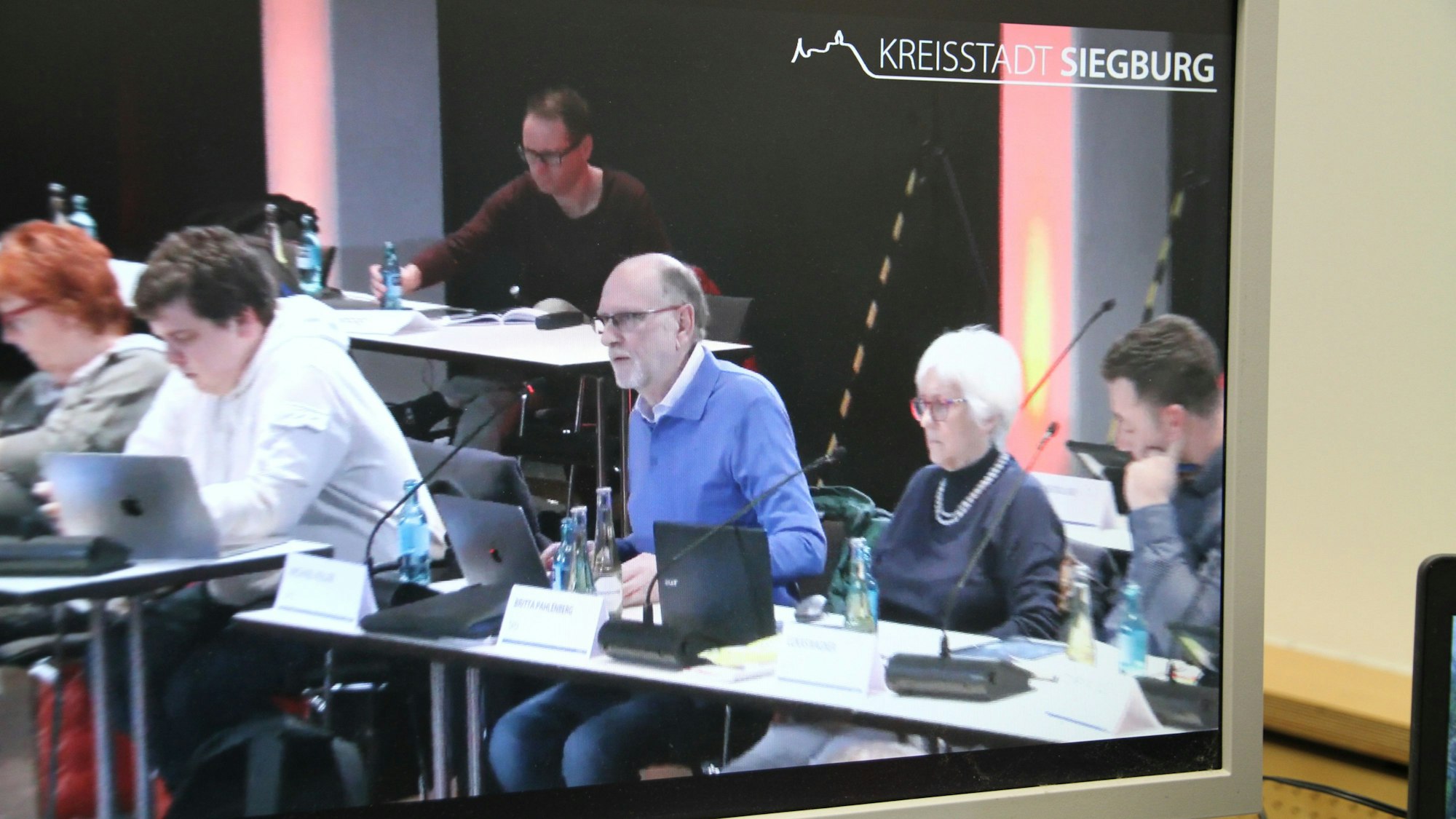 Ratssitzung im Livestream, fünf Stadtverordnete an ihren Tischen