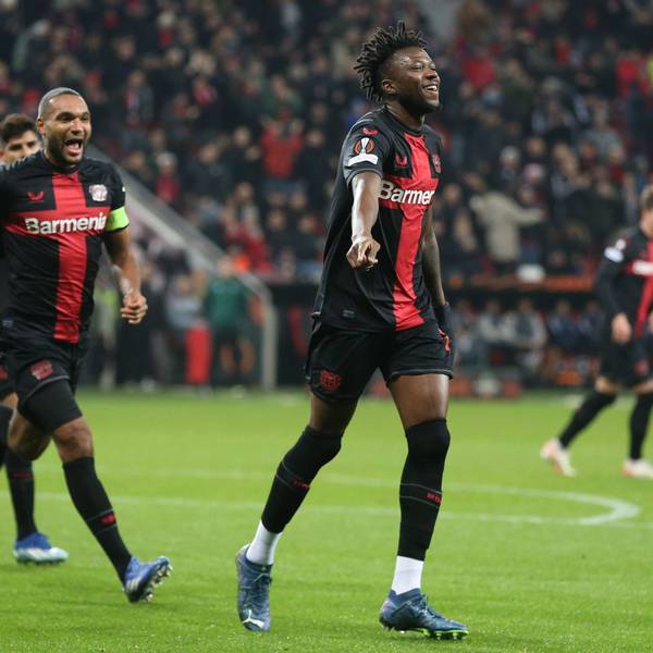 Edmond Tapsoba (r.) und Jonathan Tah feiern einen Treffer in der Gruppenphase gegen Molde FK.