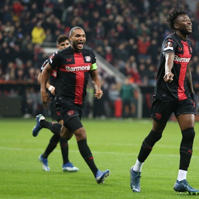 Edmond Tapsoba (r.) und Jonathan Tah feiern einen Treffer in der Gruppenphase gegen Molde FK.