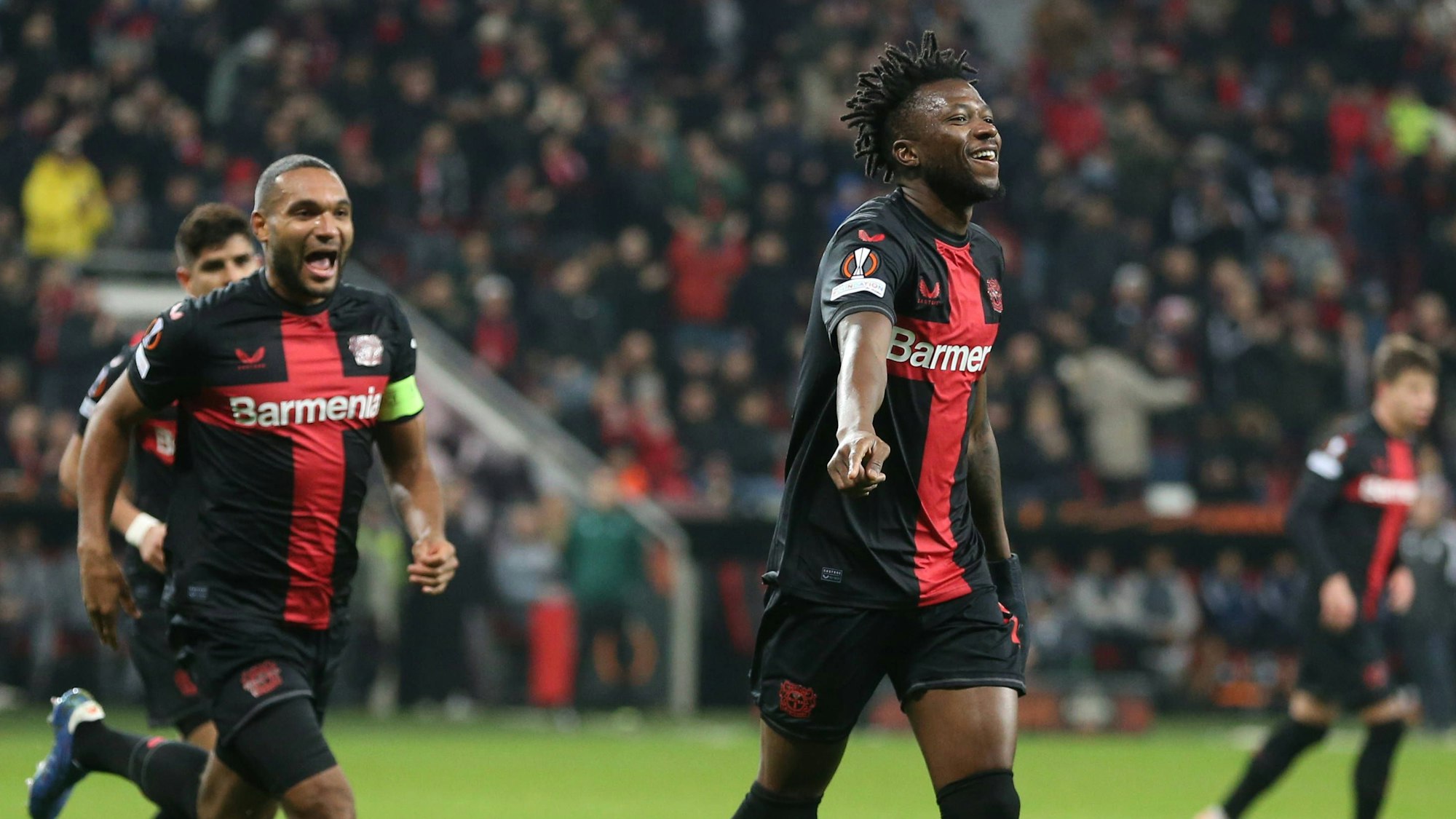 Edmond Tapsoba (r.) und Jonathan Tah feiern einen Treffer in der Gruppenphase gegen Molde FK.