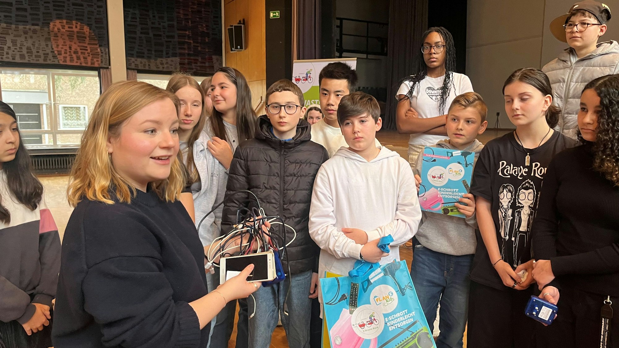 Kathrin Ruhnke zeigt Schülern der 7b, welchen Elektroschrott man recyceln kann.