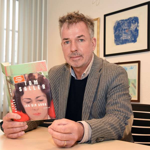 Das Foto zeigt den Wipperfürther Autor Tom Saller, in der Hand hält er seinen neuen Roman "Ich bin Anna".