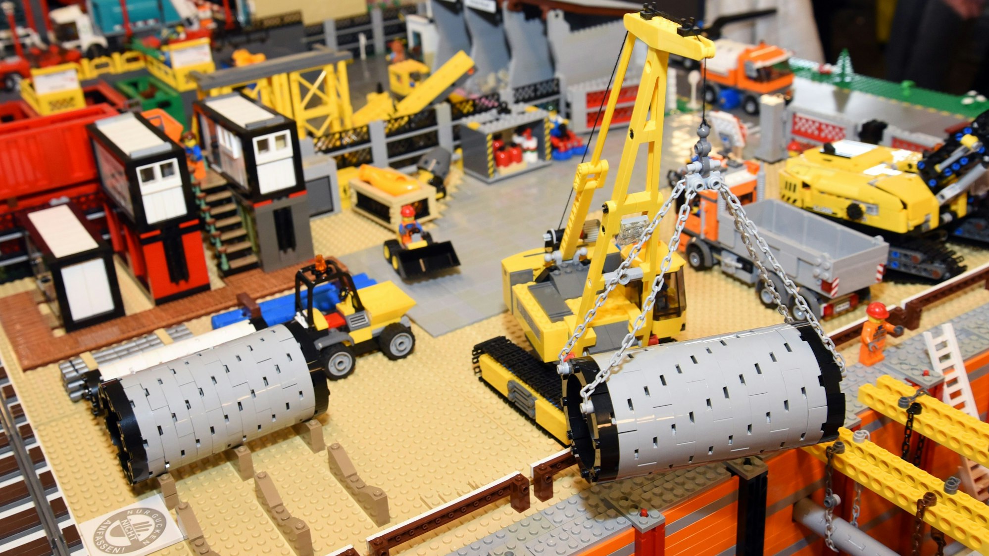 Auch eine Großbaustelle haben die acht Modellbauerinnen und Modellbauer aus ganz Nordrhein-Westfalen im Naturerlebnispark Panarbora aufgestellt. Gefertigt sind diese Dioramen aus tausenden kunterbunter Klemmbausteine.