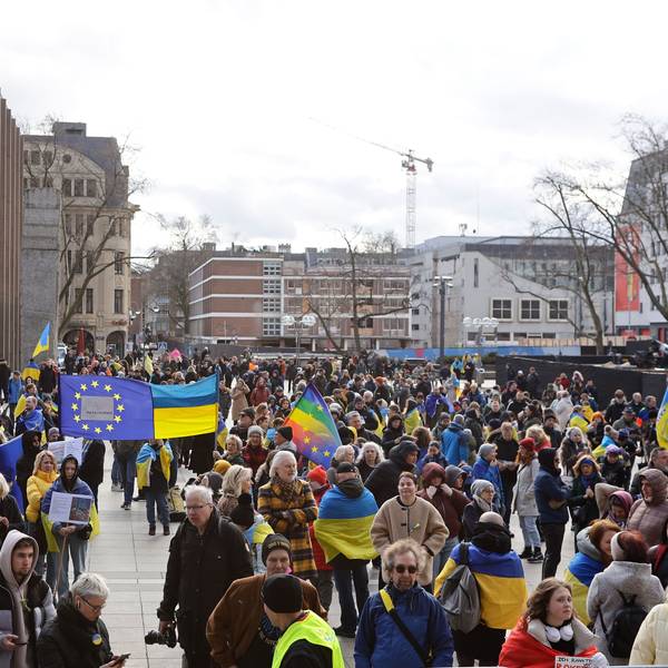 Zu der Demonstration für die Ukraine am Kölner Roncalliplatz kamen nach ersten Angaben tausende Menschen.