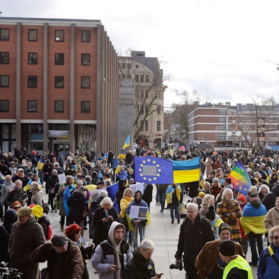 Zu der Demonstration für die Ukraine am Kölner Roncalliplatz kamen nach ersten Angaben tausende Menschen.