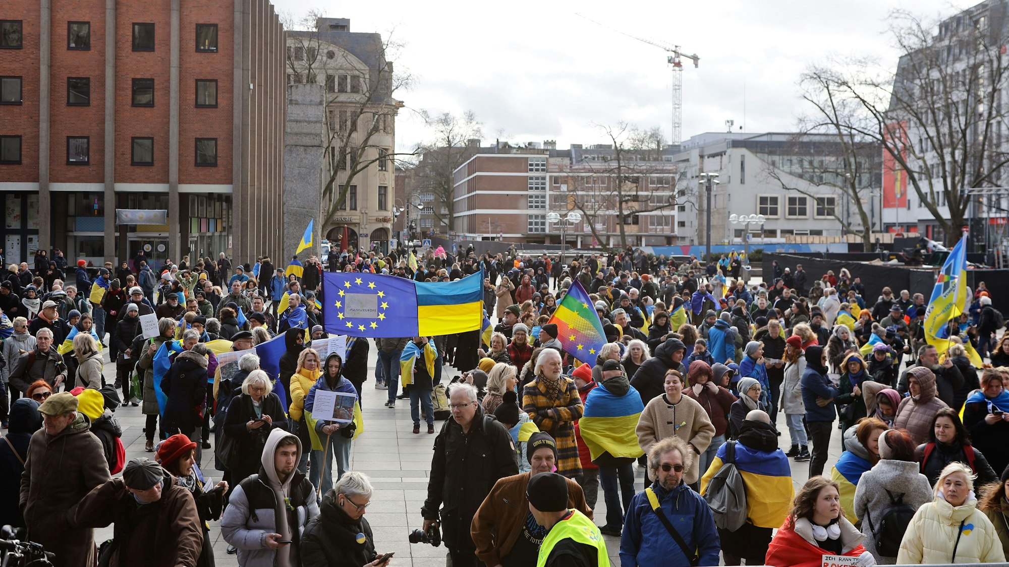 Zu der Demonstration für die Ukraine am Kölner Roncalliplatz kamen nach ersten Angaben tausende Menschen.