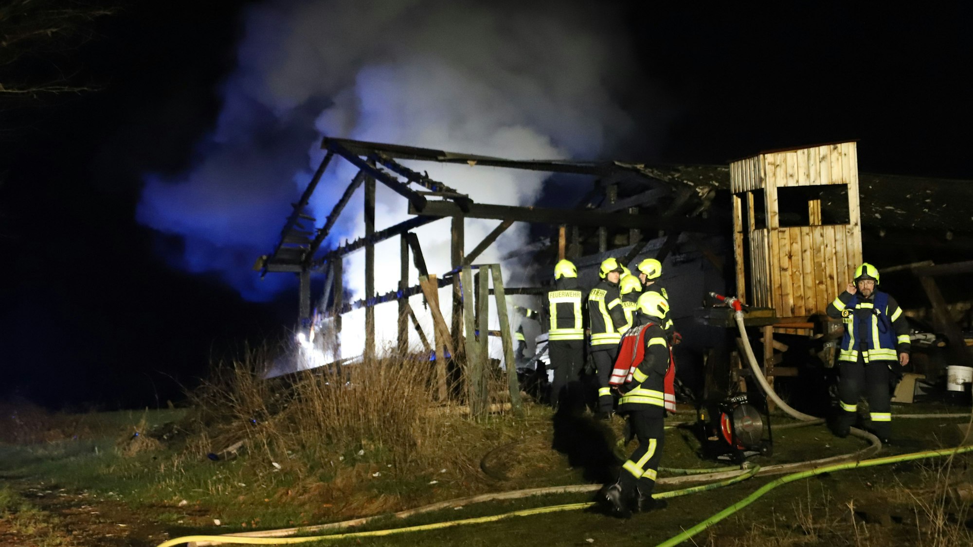 An der Wilberhofener Straße in Windeck brannte die Hälfte einer Scheune, die die Jägerschaft zum Hochsitzbau nutzt.