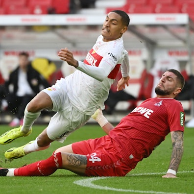 Wohl der stärkste Kölner gegen den VfB: FC-Abwehrspieler Jeff Chabot (r.) stoppt Stuttgarts Enzo Millot.