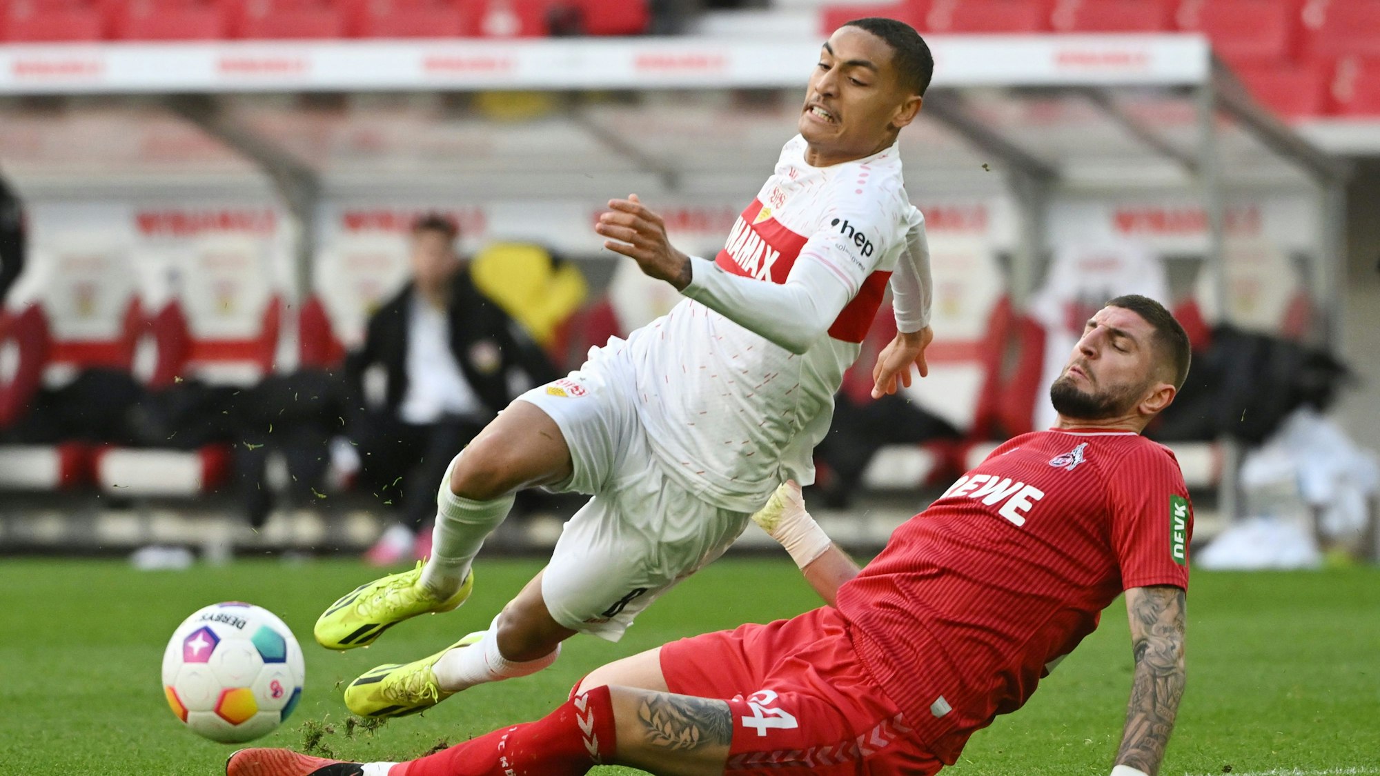 Wohl der stärkste Kölner gegen den VfB: FC-Abwehrspieler Jeff Chabot (r.) stoppt Stuttgarts Enzo Millot.