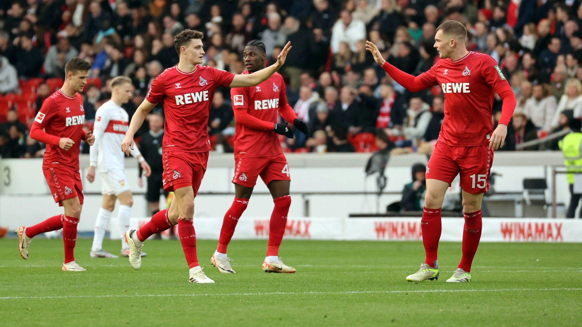 Jubel bei den Kölnern: Luca Kilian klatscht mit Torschütze Eric Martel ab.